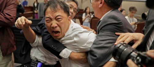 Hong Kong: rissa nel Parlamento - nypost.com