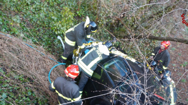 Calabria, precipita con l'auto in una scarpata e muore. (foto di repertorio)