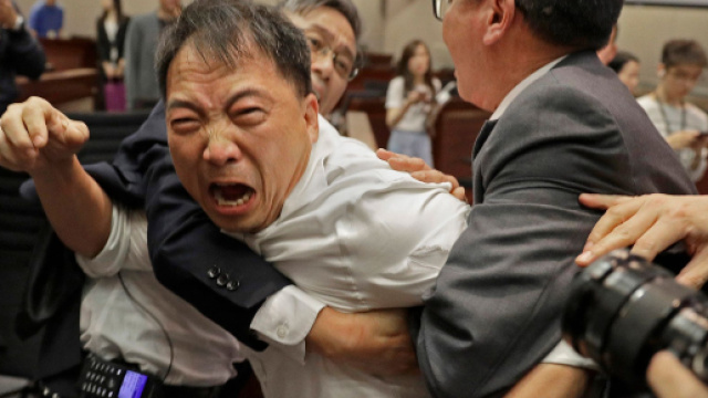 Hong Kong: rissa nel Parlamento - nypost.com