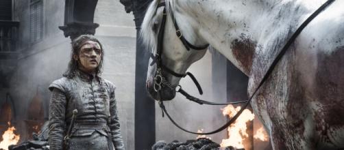 Arya e o cavalo branco em Game of Thrones (Reprodução/HBO)
