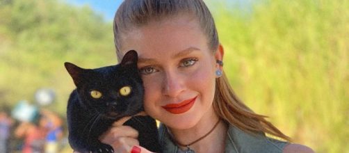 Marina Ruy Barbosa e o gato Lucky. (Reprodução/Instagram/@marinaruybarbosa)