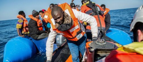 Migranti, 64 soccorsi e fatti sbarcare a Crotone