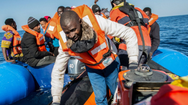 Migranti, 64 soccorsi e fatti sbarcare a Crotone