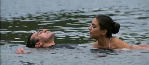 Rogério se afoga, e Ana Paula tenta ajudar. (Reprodução/Televisa)