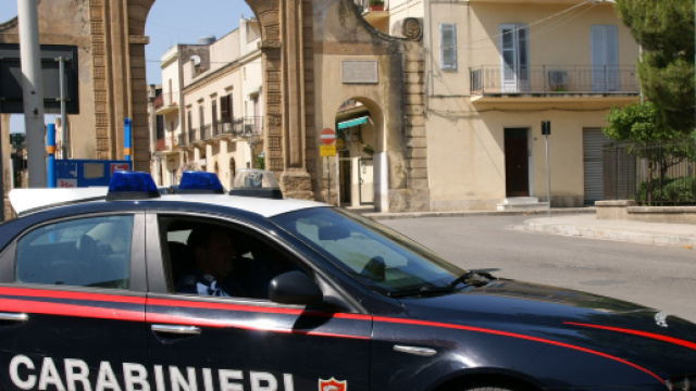 Lecce, la cena non &egrave; di suo gradimento: 57enne picchia moglie e figlie, allontanato dal nucleo famigliare