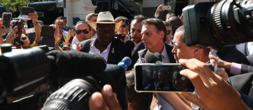 Presidente Jair Bolsonaro fala com a imprensa durante sua chegada a Dallas. (Marcos Corrêa/Presidência da República)