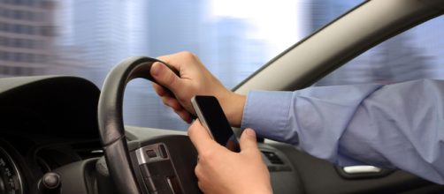 Cellulare al volante: stop patente dopo la prima infrazione, se ne parla nel nuovo Codice della Strada