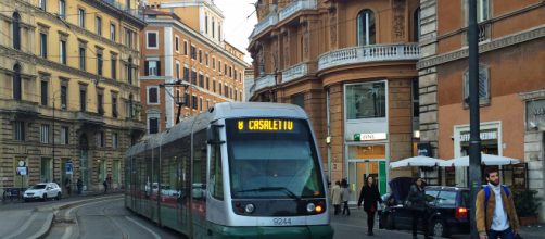 Roma, ragazza investita da un tram davanti alla Sapienza