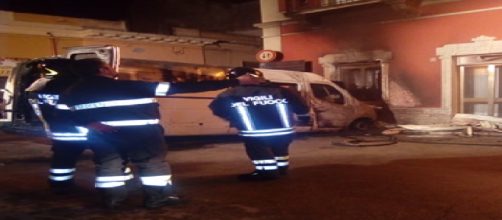 Brindisi, paura a Tuturano: furgone va a fuoco in pieno paese, danneggiato un edificio