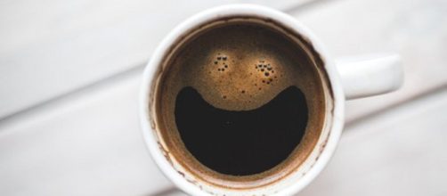 Il consumo di caffè maggiore di 6 tazzine al giorno potrebbe aumentare del 22% il rischio di malattie cardiovascolari. (Canva)