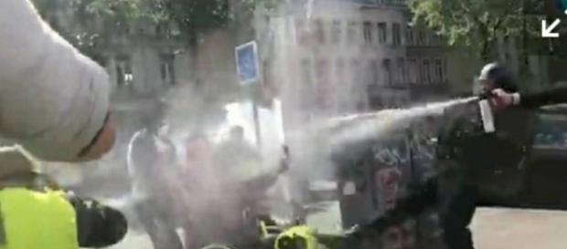 Gilets jaunes : aspergés de lacrymo lors de l'acte 26 à Lille, deux handicapés témoignent Gilets jaunes : aspergés de lacrymo lors de l'acte 26 à Lille, deux handicapés témoignent