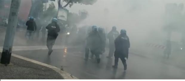 Scontri tra le tifoserie di Lazio e Atalanta e le forze dell'ordine prima della finale di coppa Italia Scontri tra le tifoserie di Lazio e Atalanta e le forze dell'ordine prima della finale di coppa Italia