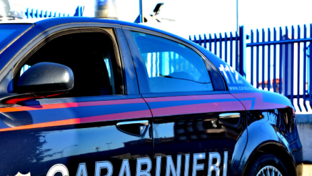 Bari, il pranzo non &egrave; di suo gradimento, alza le mani alla moglie: 30enne arrestato