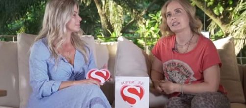 Angélica concede entrevista ao canal de Karina Bacchi. (Reprodução/YouTube/Karina Bacchi)