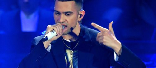 Eurovision, Mahmood infastidito in conferenza stampa per le domande personali: 'Guardi che io sono cristiano'.