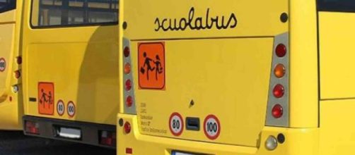 Padova: scuolabus si rovescia, otto bimbi feriti l'autista scappa