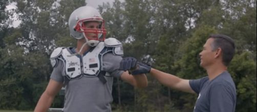 Tom Brady works out with personal trainer Alex Guerrero (Image Credit: TB12 Sports/YouTube)