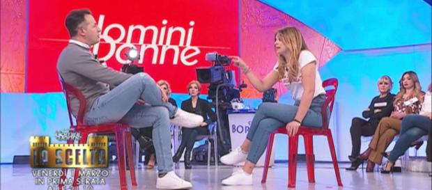 Uomini e Donne: Roberta Di Padua sospetta che ci sia un accordo tra Ida e Riccardo. Uomini e Donne: Roberta Di Padua sospetta che ci sia un accordo tra Ida e Riccardo.