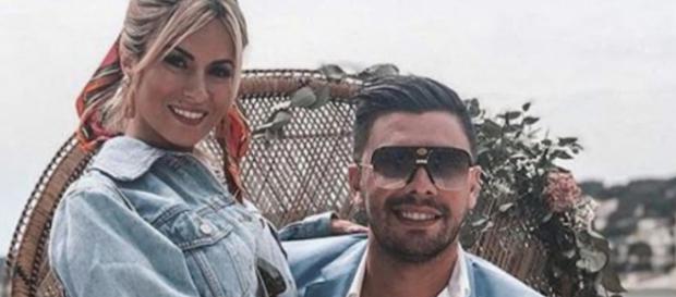 Carla et Kevin (LMAT) bientôt mariés ? Ils affichent une bague de fiançailles sur une publication Instagram. Carla et Kevin (LMAT) bientôt mariés ? Ils affichent une bague de fiançailles sur une publication Instagram.