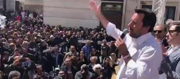 Matteo Salvini torna a parlare tramite una diretta Fb Matteo Salvini torna a parlare tramite una diretta Fb