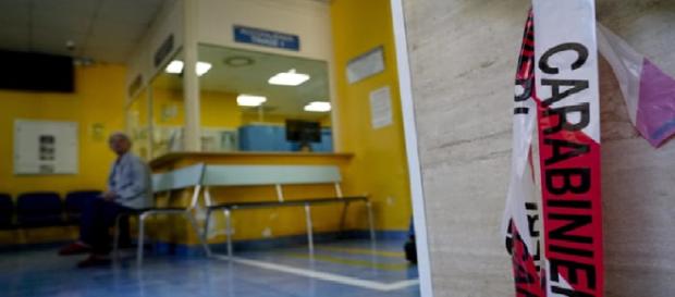 Napoli, spari all'ospedale Pellegrini tra la gente, obiettivo un 22enne (foto, fonte Ansa) Napoli, spari all'ospedale Pellegrini tra la gente, obiettivo un 22enne (foto, fonte Ansa)