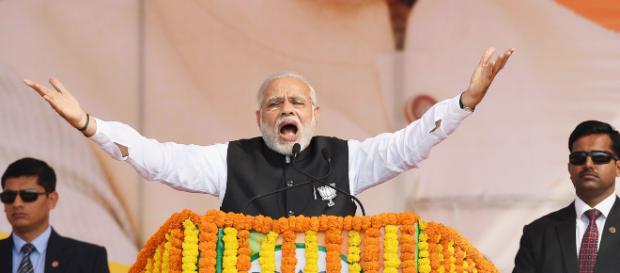 Narenda Modi en un encendido discurso, rodeado de sus guardaespaldas. Narenda Modi en un encendido discurso, rodeado de sus guardaespaldas.