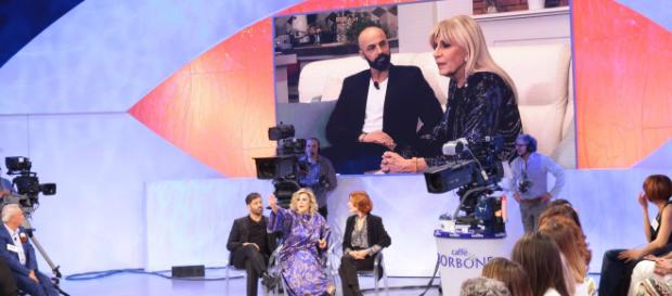 Uomini e Donne: il settimanale 'Oggi' riporta la notizia del cavaliere gay Uomini e Donne: il settimanale 'Oggi' riporta la notizia del cavaliere gay