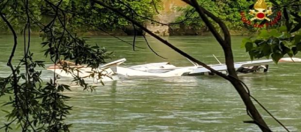 Verona, aereo ultraleggero precipita nell'Adige: due feriti Verona, aereo ultraleggero precipita nell'Adige: due feriti
