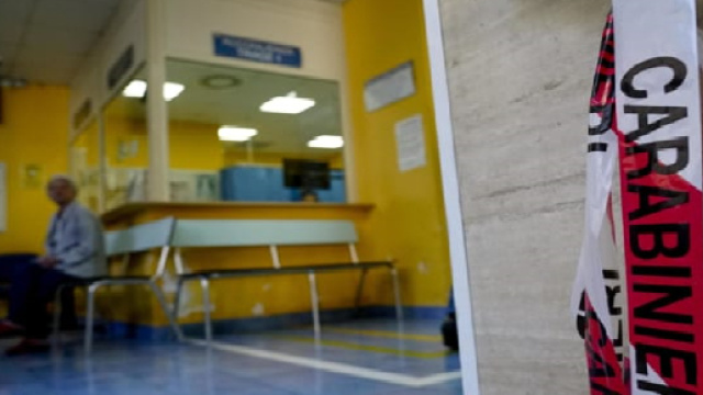 Napoli, spari all'ospedale Pellegrini tra la gente, obiettivo un 22enne (foto, fonte Ansa)