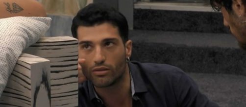 GF16: Michael Terlizzi si sfoga e piange nel confessionale.