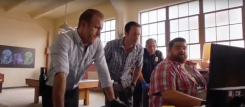 It takes the whole "Hawaii Five-O" team and its tactics to stop Aaron Wright in the Season 9 finale. [Image source: SpoilerTV-YouTube]