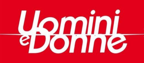 Uomini e Donne Over, un cavaliere corteggia dame ma convive con un uomo: il gossip di Oggi