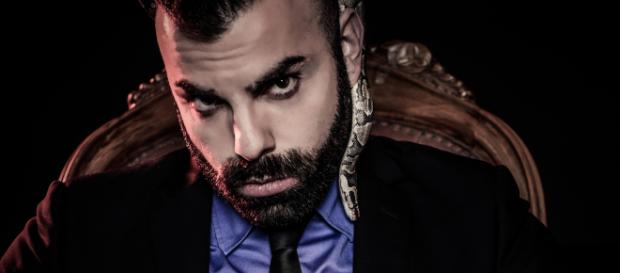 Il Signor Distruggere, lo youtuber che ha partecipato nella nona puntata di Ciao Darwin 8 Il Signor Distruggere, lo youtuber che ha partecipato nella nona puntata di Ciao Darwin 8