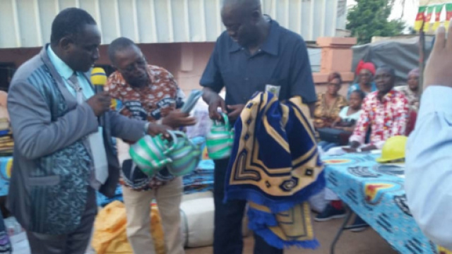 Achille Atanga lors de la distribution des pagnes et des accesoires aux musulmans © Simone Virginie Nga