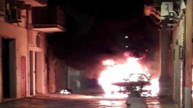 Fasano, a fuoco l'auto di un noto avvocato: accertata l'origine dolosa, si indaga (foto Gofasano.com)
