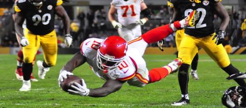 Tyreek Hill has support from his teammates according to Dwayne Bowe [Image via Brook Ward/Flikr]