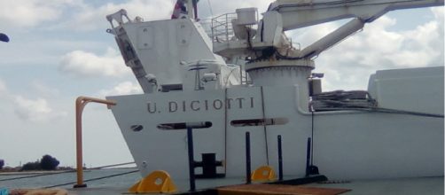 Brindisi, la nave Diciotti ormeggiata nel porto interno.