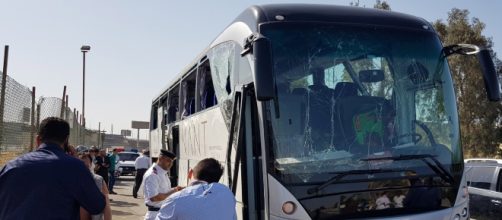 Egitto, esplosione al passaggio di un pullman turistico: 17 feriti al Cairo