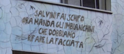 La scritta anti-Salvini pubblicata in un tweet da Selvaggia Lucarelli