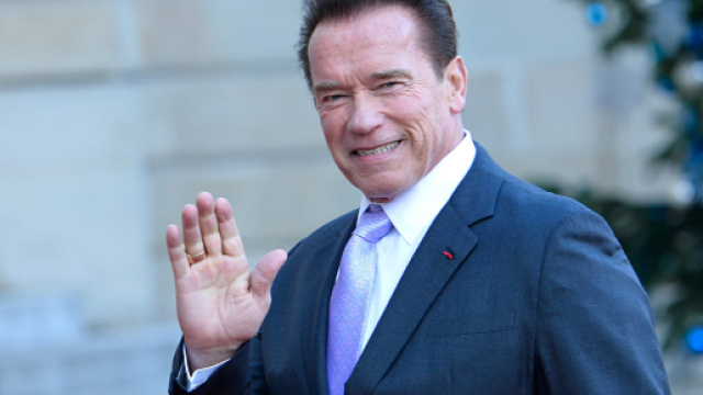 Arnold Schwarzenegger colpito alle spalle durante un evento.
