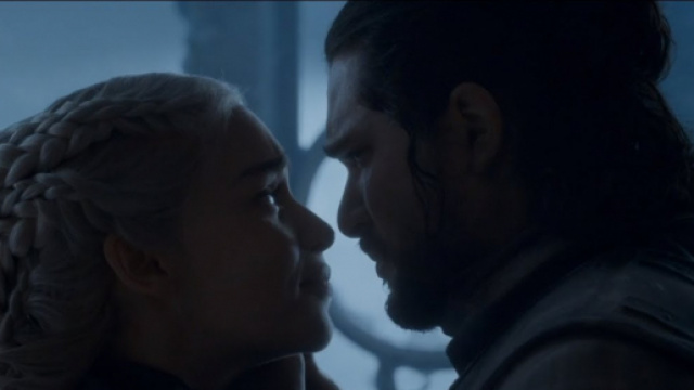Emilia Clarke parla della scena finale tra Jon e Daeneyrs