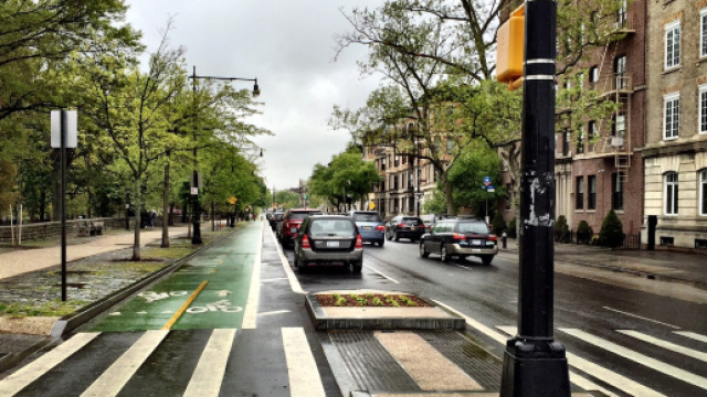 New York, multa per chi attraversa la strada guardando lo smartphone
