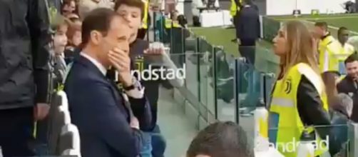 Allegri rifiuta di firmare autografo ad un bambino: il video