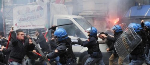 Torino, scontri tra No Tav e polizia