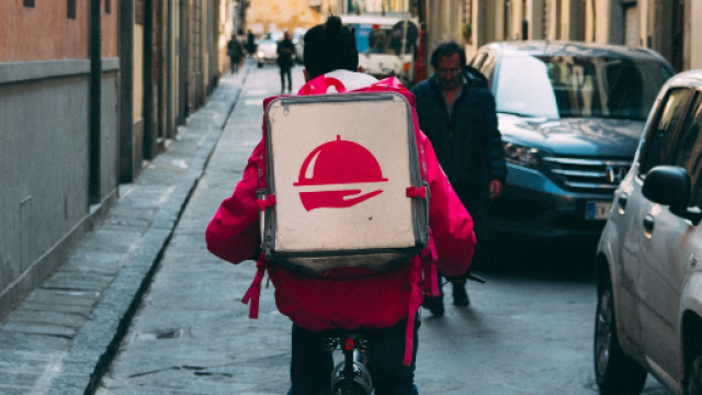 Roma, rider indiano aggredito da una baby gang, lanciati sassi e uova: ferito ad un occhio