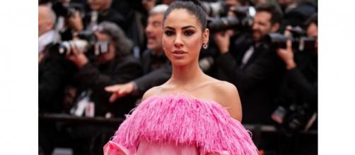 Giulia De Lellis sfila in rosa sul red carpet di Cannes, alcuni la attaccano: 'Cosa ci fai lì?'.