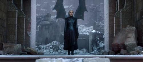 Daenerys Targaryen indo fazer um discurso. (Reprodução/HBO)