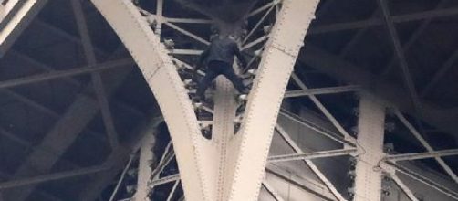 Parigi, evacuata la Tour Eiffel: un uomo cercava di scalarla a mani nude, arrestato