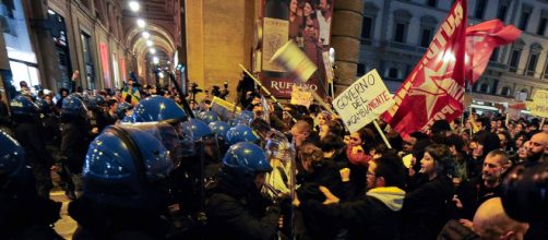 Salvini a Firenze, scontri in piazza tra forze dell'ordine e manifestanti - corriere.it