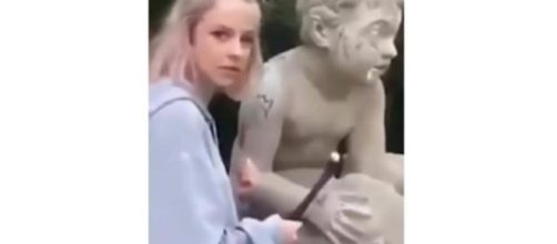 Una joven influencer polaca destroza la nariz de una estatua